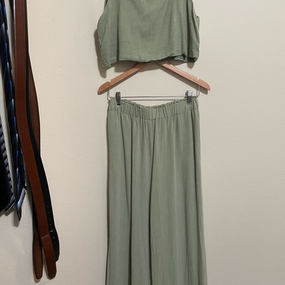 Petal and Pup sage green linen set - Picture 3 of 4